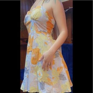 Cute spring/summer dress. Zips up in the back. No stains, no holes.